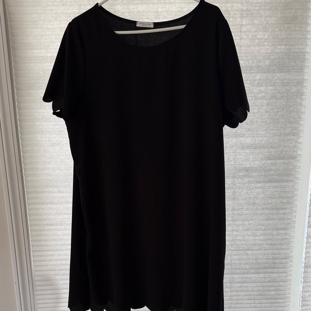 Chic Soul Black Short-Sleeve Scallop Hem Dress